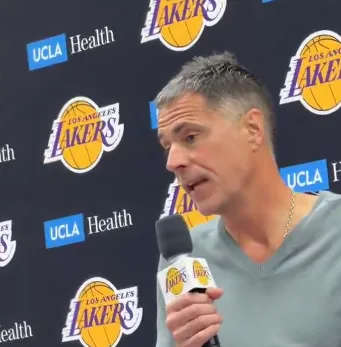 开云体育链接-佩林卡：里夫斯向我们明确表态希望继续成为湖人一员